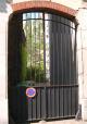  grille donnant sur la cour intérieure d'un immeuble (boulevard Arago, 13e)